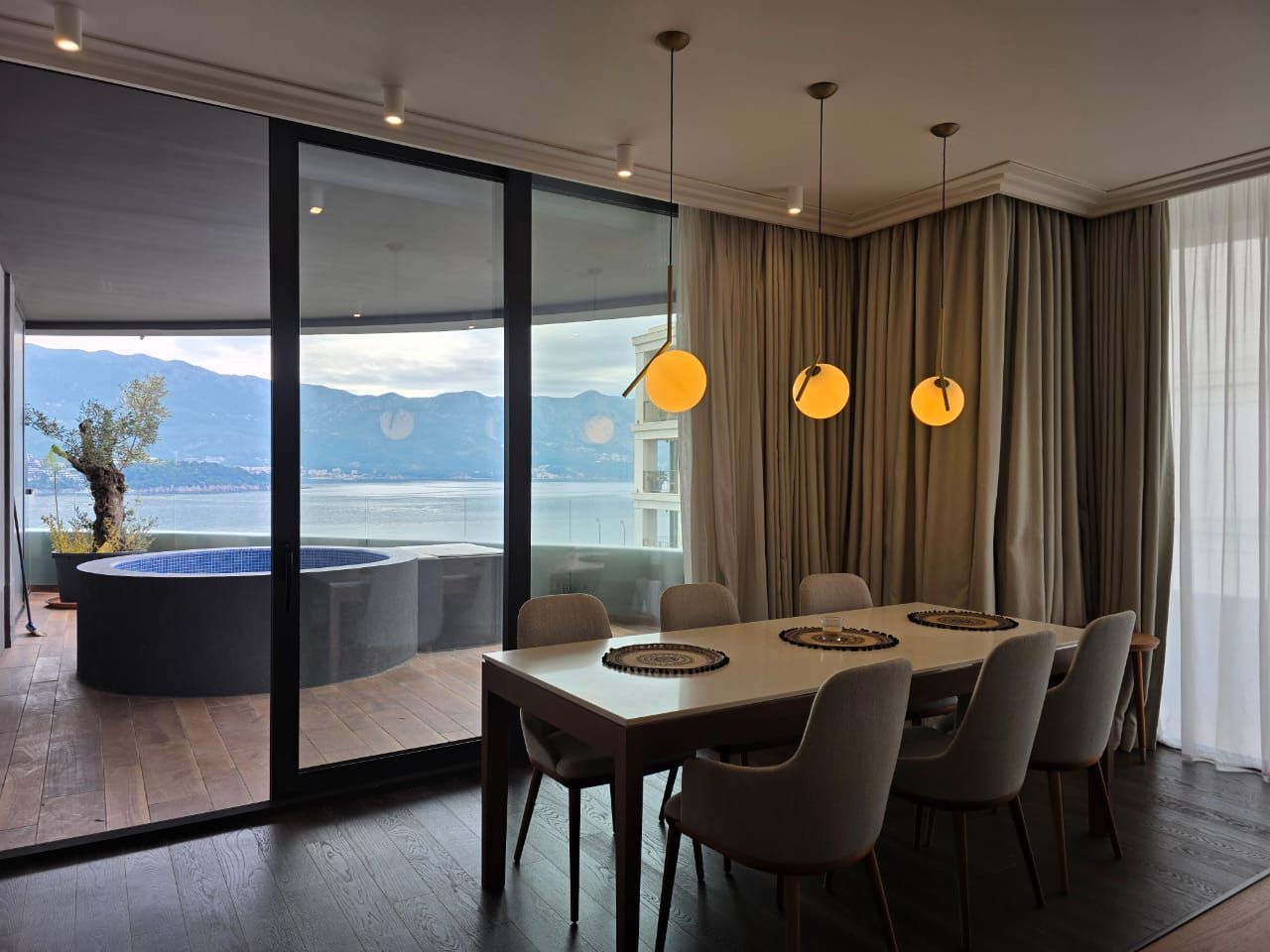 amforaproperty.com/Budva, Royal Gardens – Luksuzan trosoban penthouse 137m² sa đakuzijem i pogledom na more