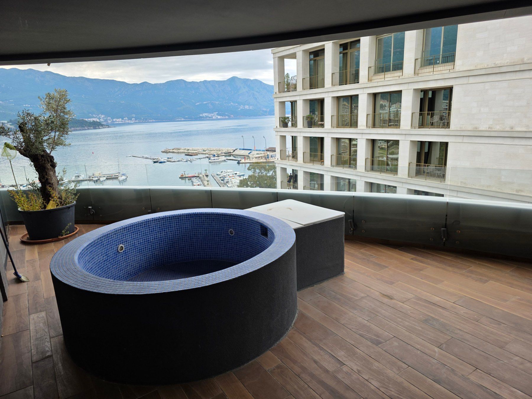 amforaproperty.com/Budva, Royal Gardens – Luksuzan trosoban penthouse 137m² sa đakuzijem i pogledom na more