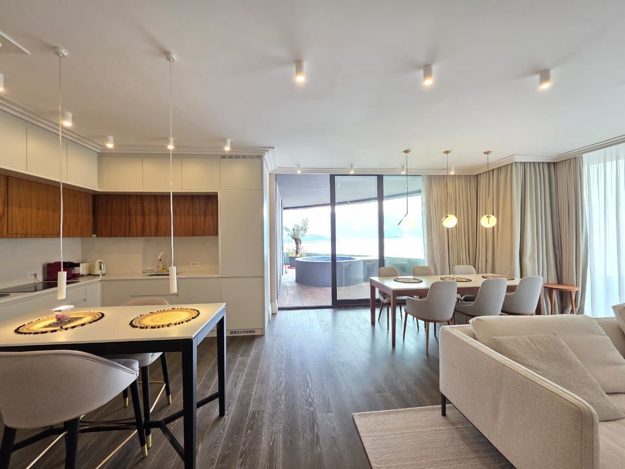 amforaproperty.com/Budva, Royal Gardens – Luksuzan trosoban penthouse 137m² sa đakuzijem i pogledom na more