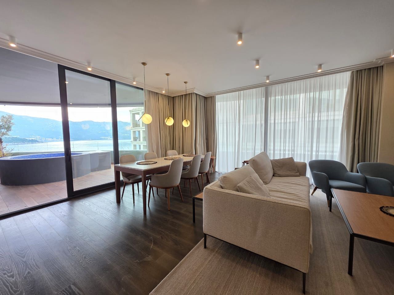amforaproperty.com/Budva, Royal Gardens – Luksuzan trosoban penthouse 137m² sa đakuzijem i pogledom na more