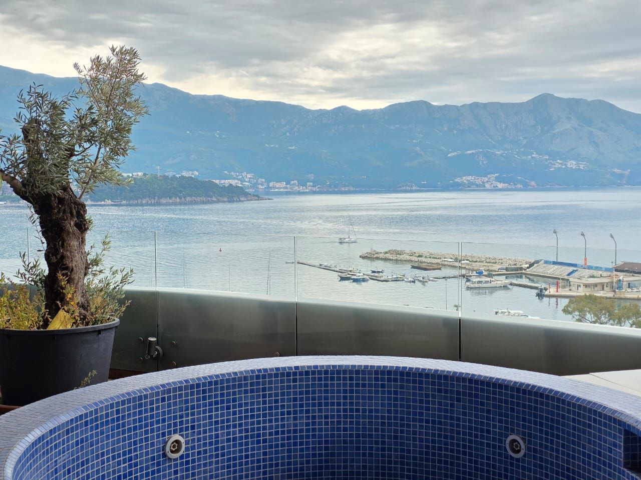 amforaproperty.com/Budva, Royal Gardens – Luksuzan trosoban penthouse 137m² sa đakuzijem i pogledom na more