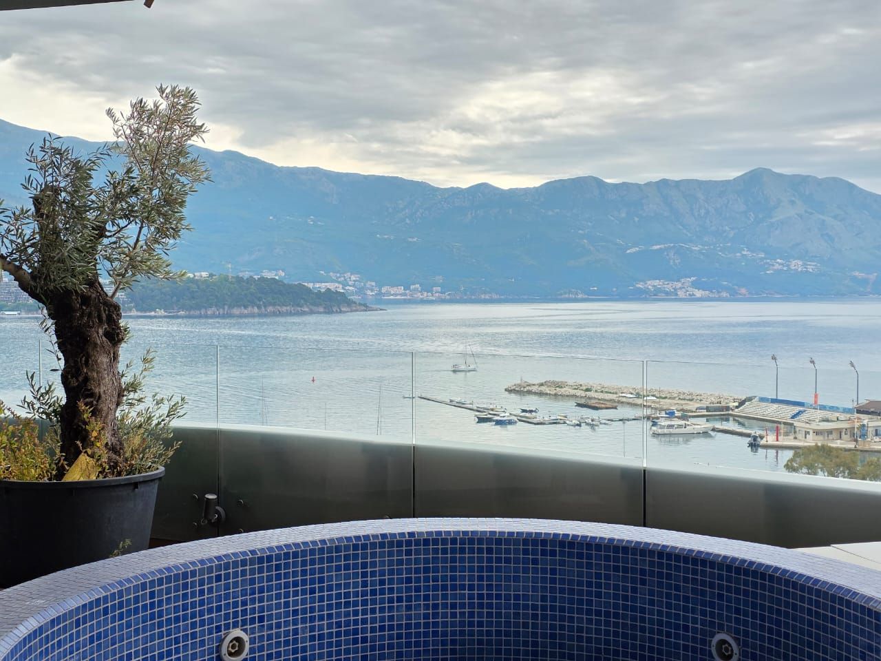 amforaproperty.com/Budva, Royal Gardens – Luksuzan trosoban penthouse 137m² sa đakuzijem i pogledom na more