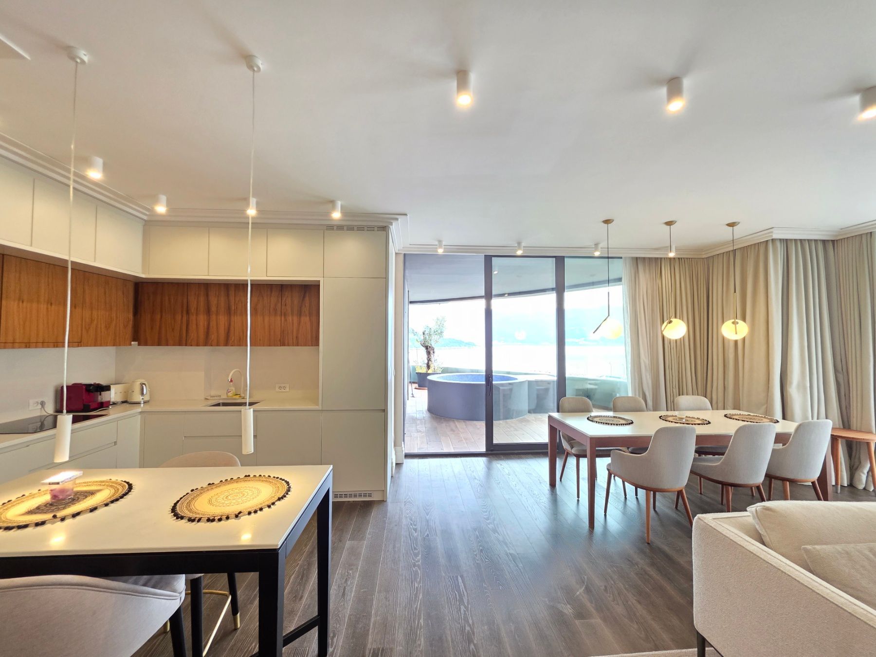 amforaproperty.com/Budva, Royal Gardens – Luksuzan trosoban penthouse 137m² sa đakuzijem i pogledom na more