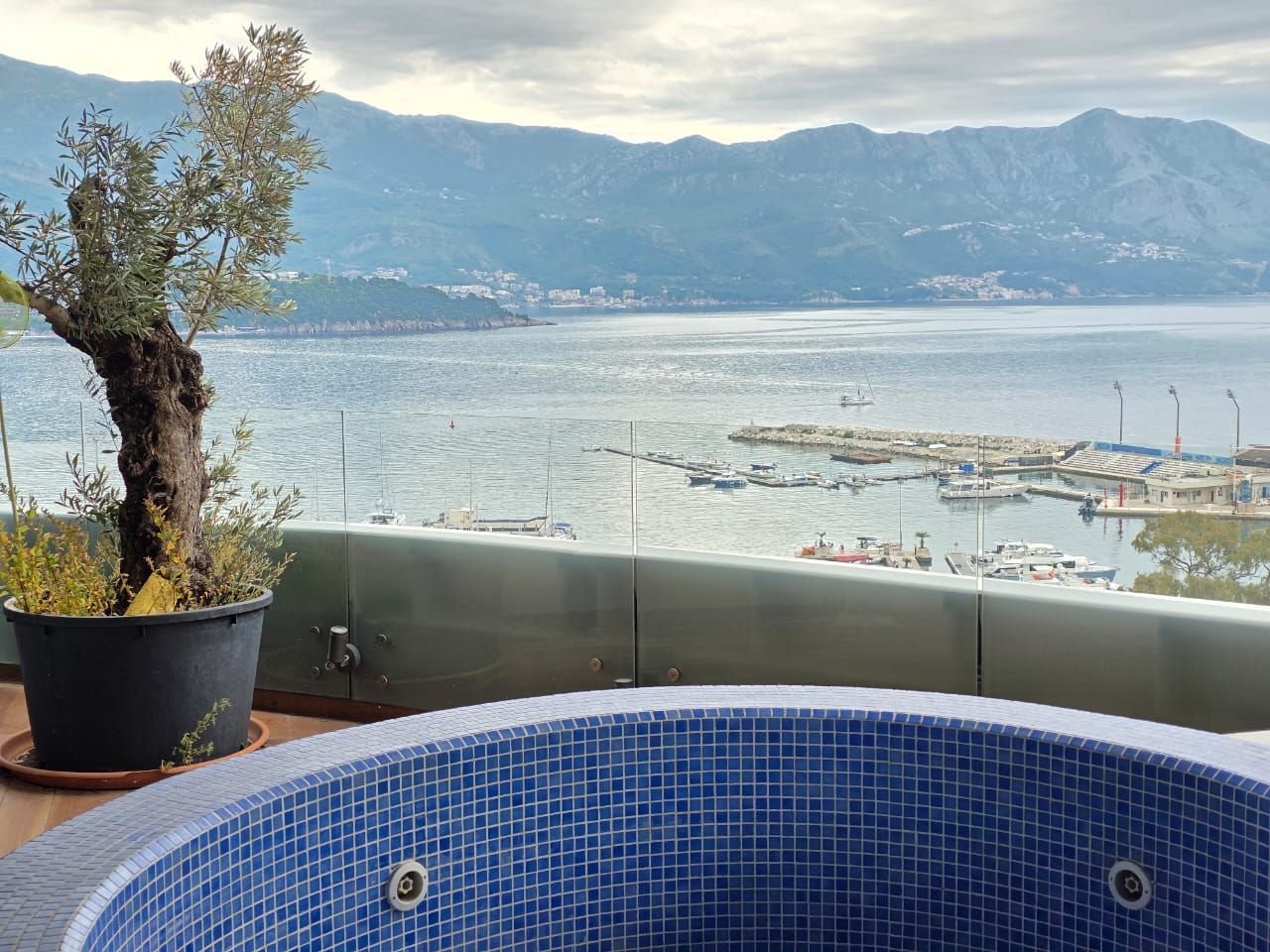 amforaproperty.com/Budva, Royal Gardens – Luksuzan trosoban penthouse 137m² sa đakuzijem i pogledom na more