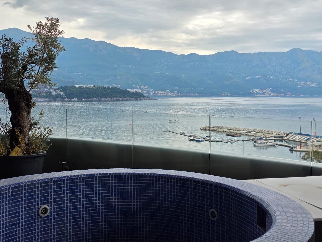 amforaproperty.com/Budva, Royal Gardens – Luksuzan trosoban penthouse 137m² sa đakuzijem i pogledom na more