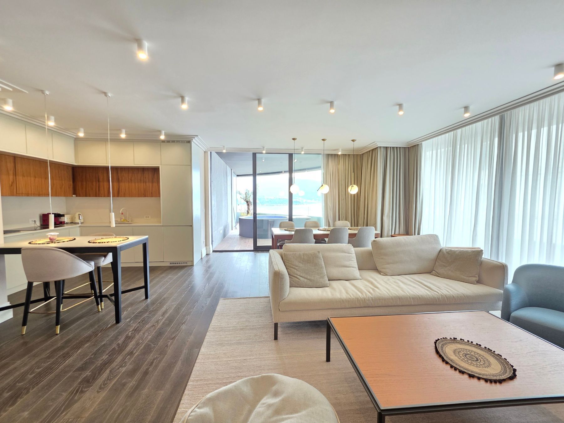 amforaproperty.com/Budva, Royal Gardens – Luksuzan trosoban penthouse 137m² sa đakuzijem i pogledom na more