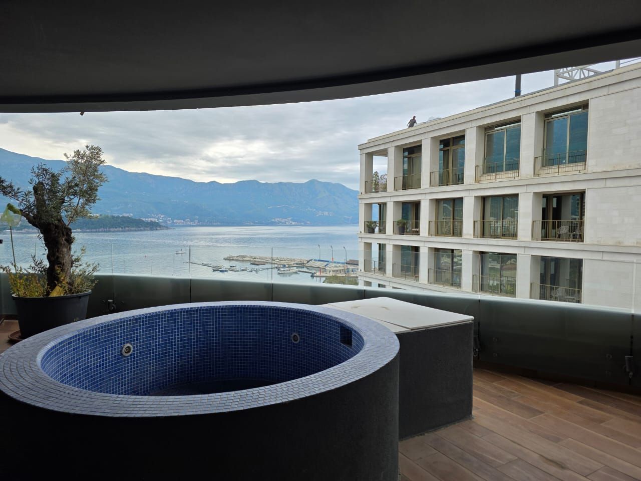 amforaproperty.com/Budva, Royal Gardens – Luksuzan trosoban penthouse 137m² sa đakuzijem i pogledom na more