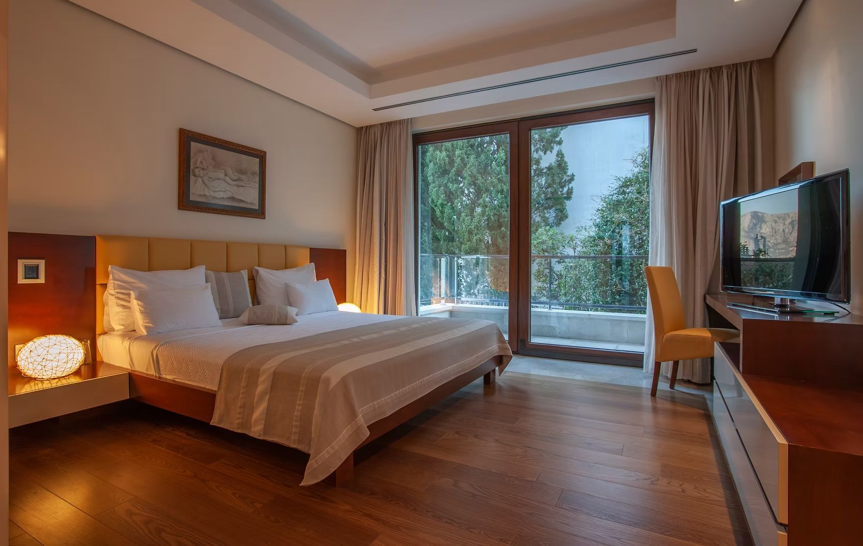 amforaproperty.com/Ekskluzivni dvosoban apartman 180m2 sa SPA sadržajima i panoramskim pogledom – Budva,centar (NA DUZI PERIOD)