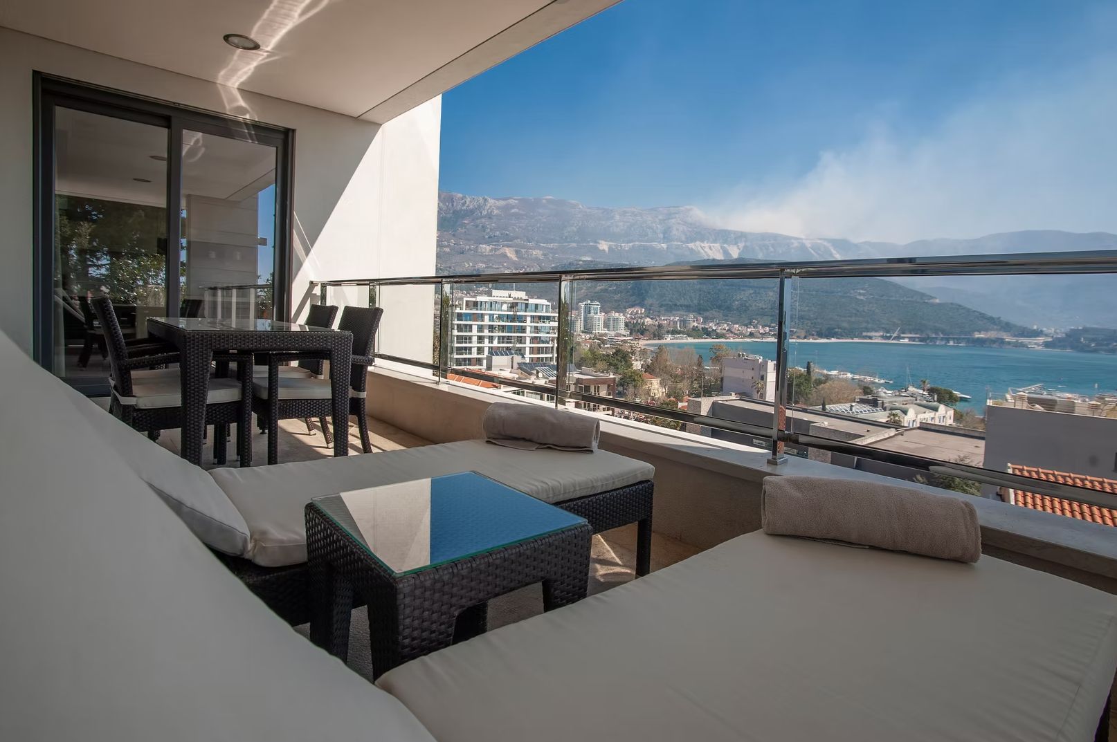 amforaproperty.com/Ekskluzivni dvosoban apartman 180m2 sa SPA sadržajima i panoramskim pogledom – Budva,centar (NA DUZI PERIOD)
