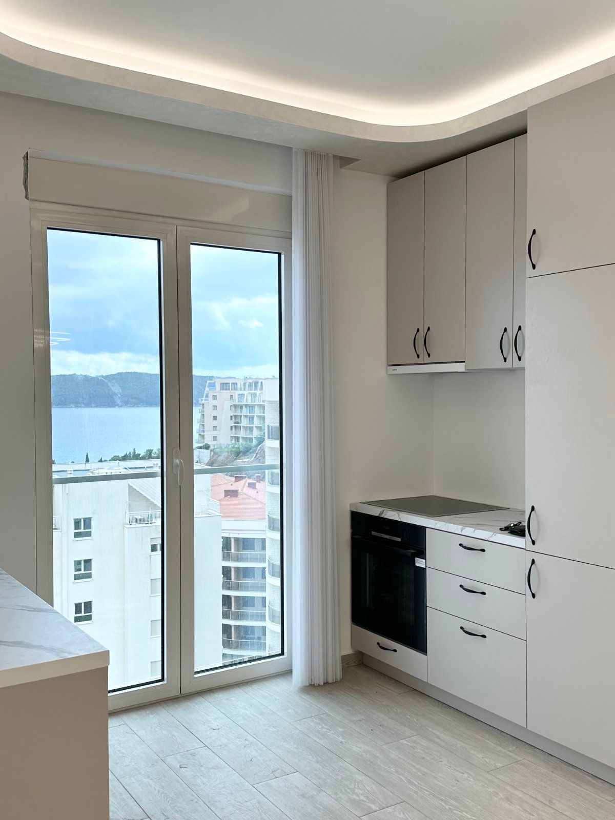 amforaproperty.com/Nov,luksuzno opremljen dvosoban stan sa pogledom na more – 75 m², Bečići