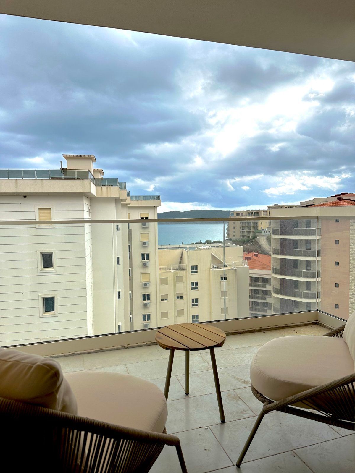 amforaproperty.com/Nov,luksuzno opremljen dvosoban stan sa pogledom na more – 75 m², Bečići
