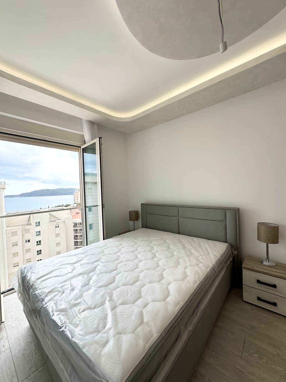 amforaproperty.com/Nov,luksuzno opremljen dvosoban stan sa pogledom na more – 75 m², Bečići