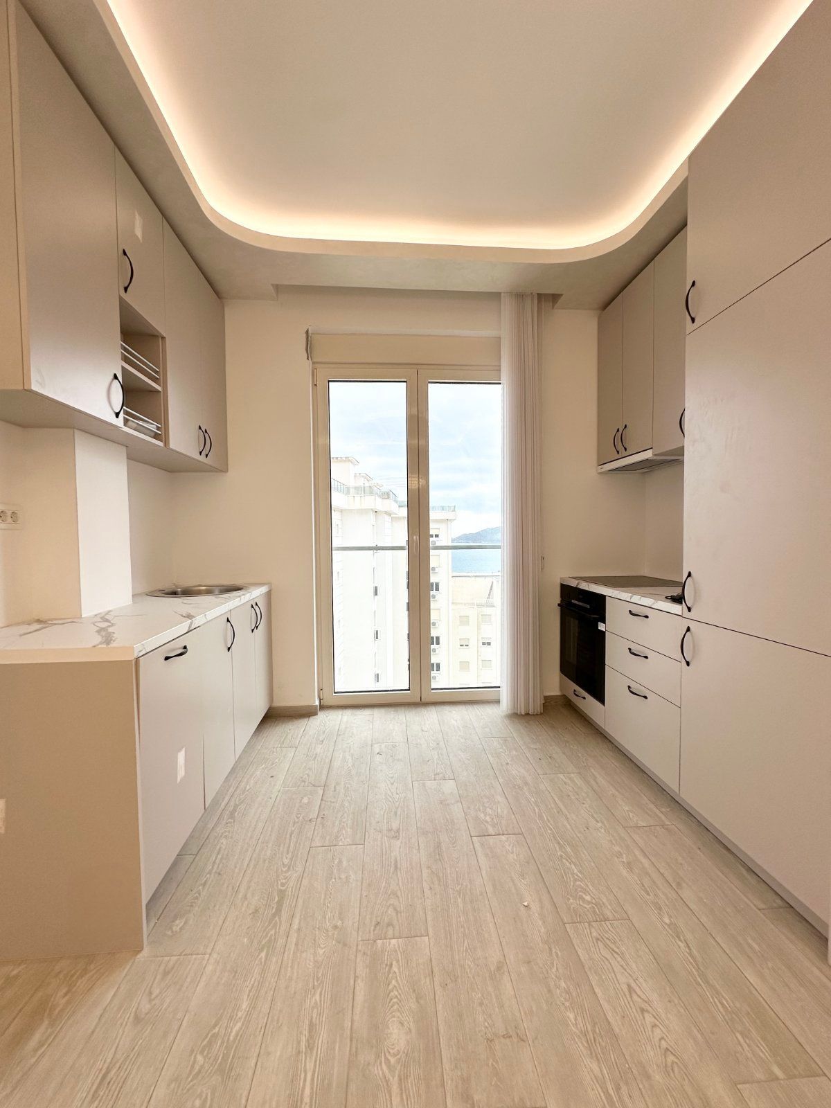 amforaproperty.com/Nov,luksuzno opremljen dvosoban stan sa pogledom na more – 75 m², Bečići