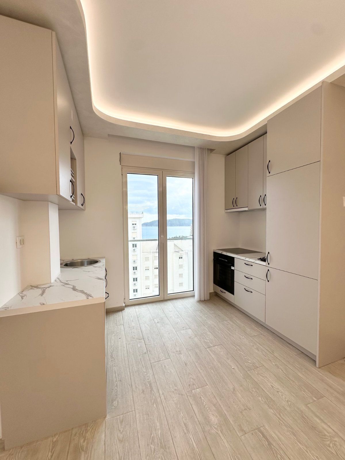 amforaproperty.com/Nov,luksuzno opremljen dvosoban stan sa pogledom na more – 75 m², Bečići