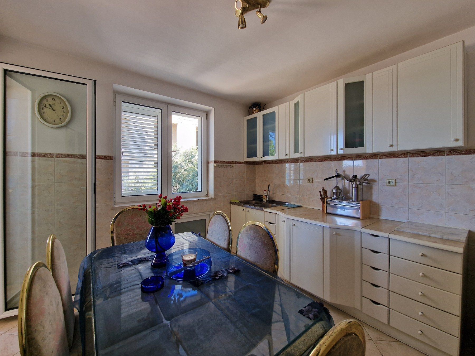 amforaproperty.com/Jednosoban Namešten Stan 47m2 sa Pogledom na More na Prvoj Liniji u Tivtu
