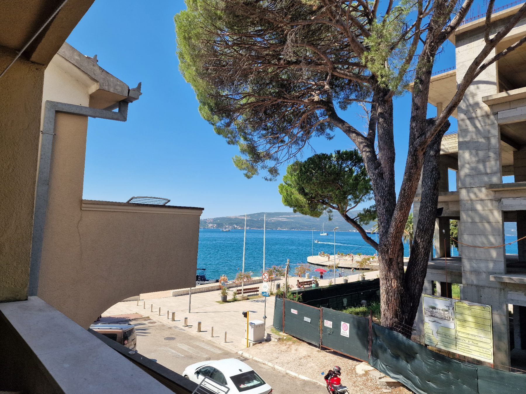 amforaproperty.com/Jednosoban Namešten Stan 47m2 sa Pogledom na More na Prvoj Liniji u Tivtu