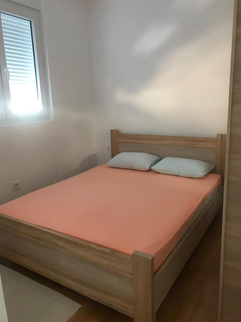 amforaproperty.com/Dvosoban stan sa pogledom na more i parking mestom u Budvi (na duzi period)