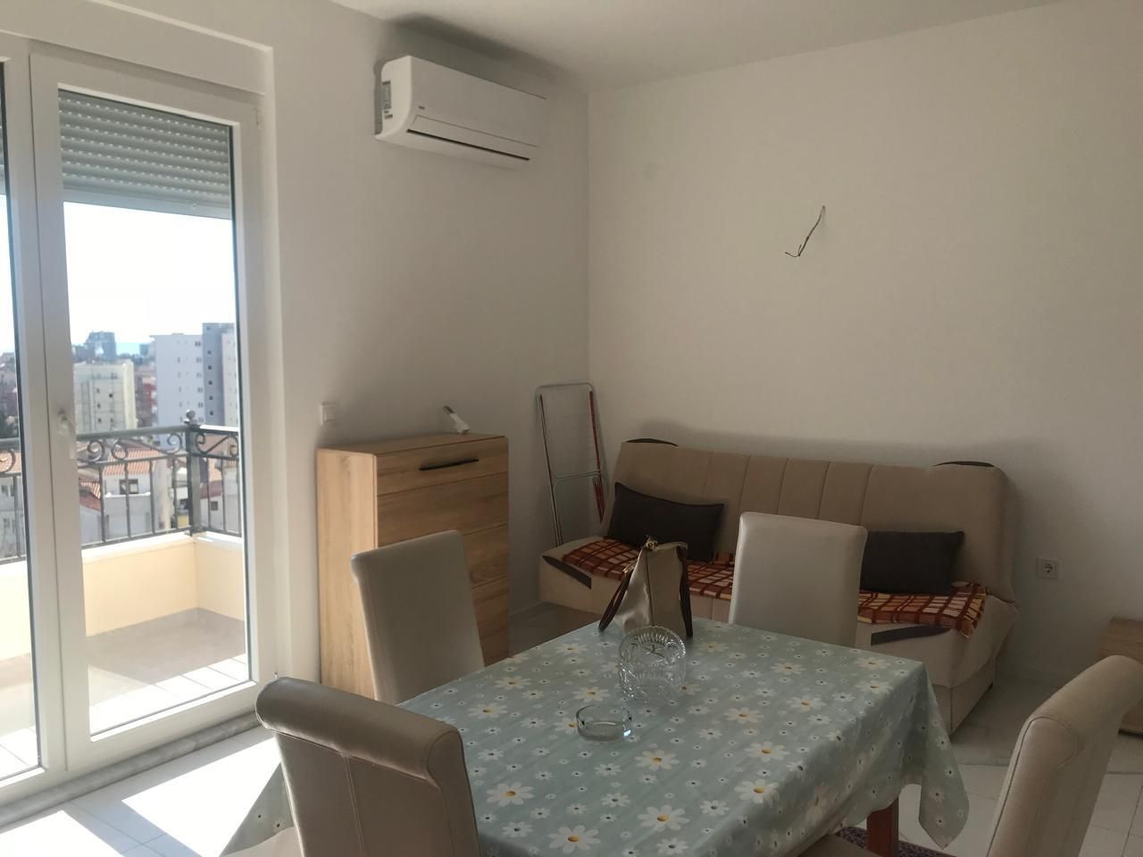 amforaproperty.com/Dvosoban stan sa pogledom na more i parking mestom u Budvi (na duzi period)