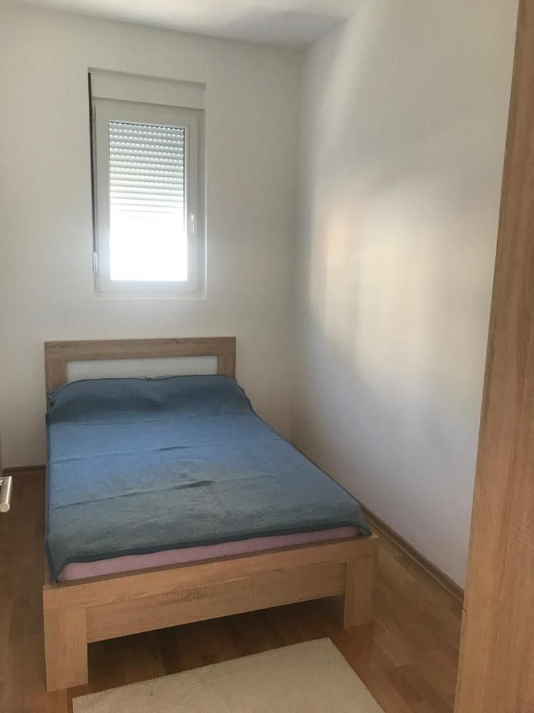 amforaproperty.com/Dvosoban stan sa pogledom na more i parking mestom u Budvi (na duzi period)