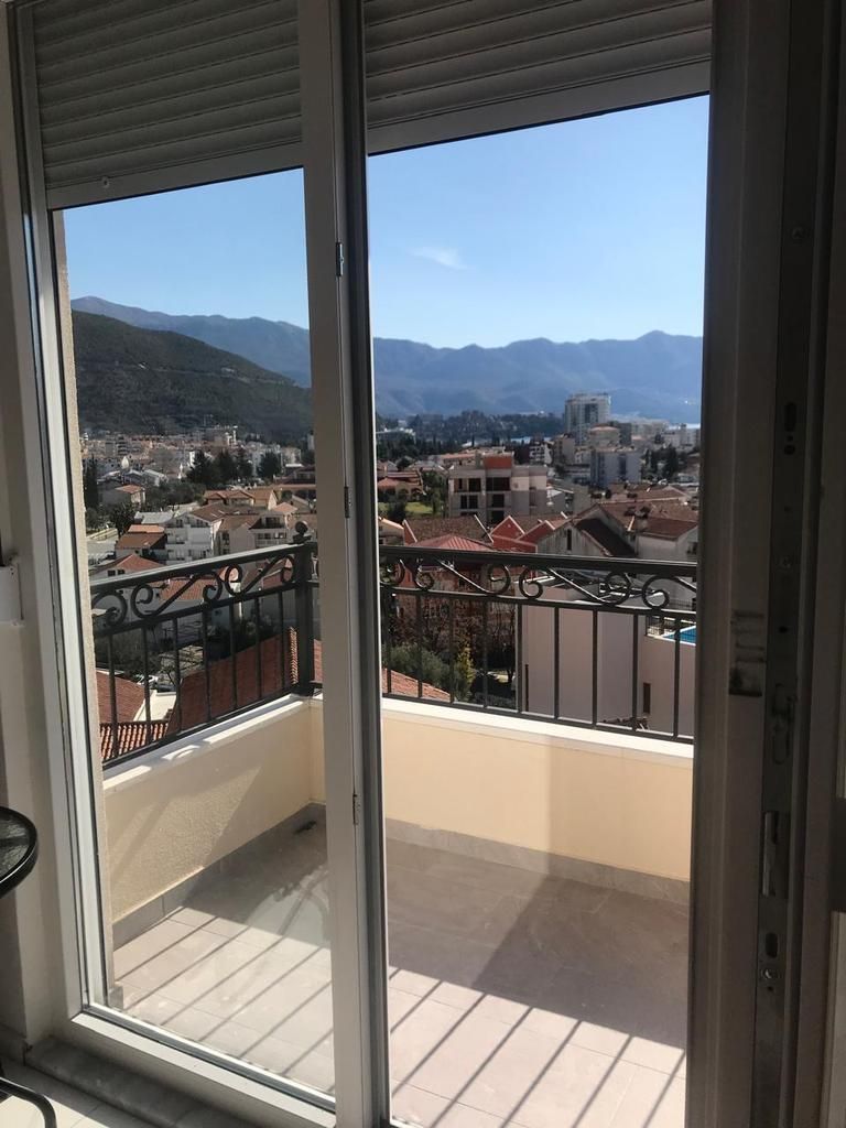 amforaproperty.com/Dvosoban stan sa pogledom na more i parking mestom u Budvi (na duzi period)