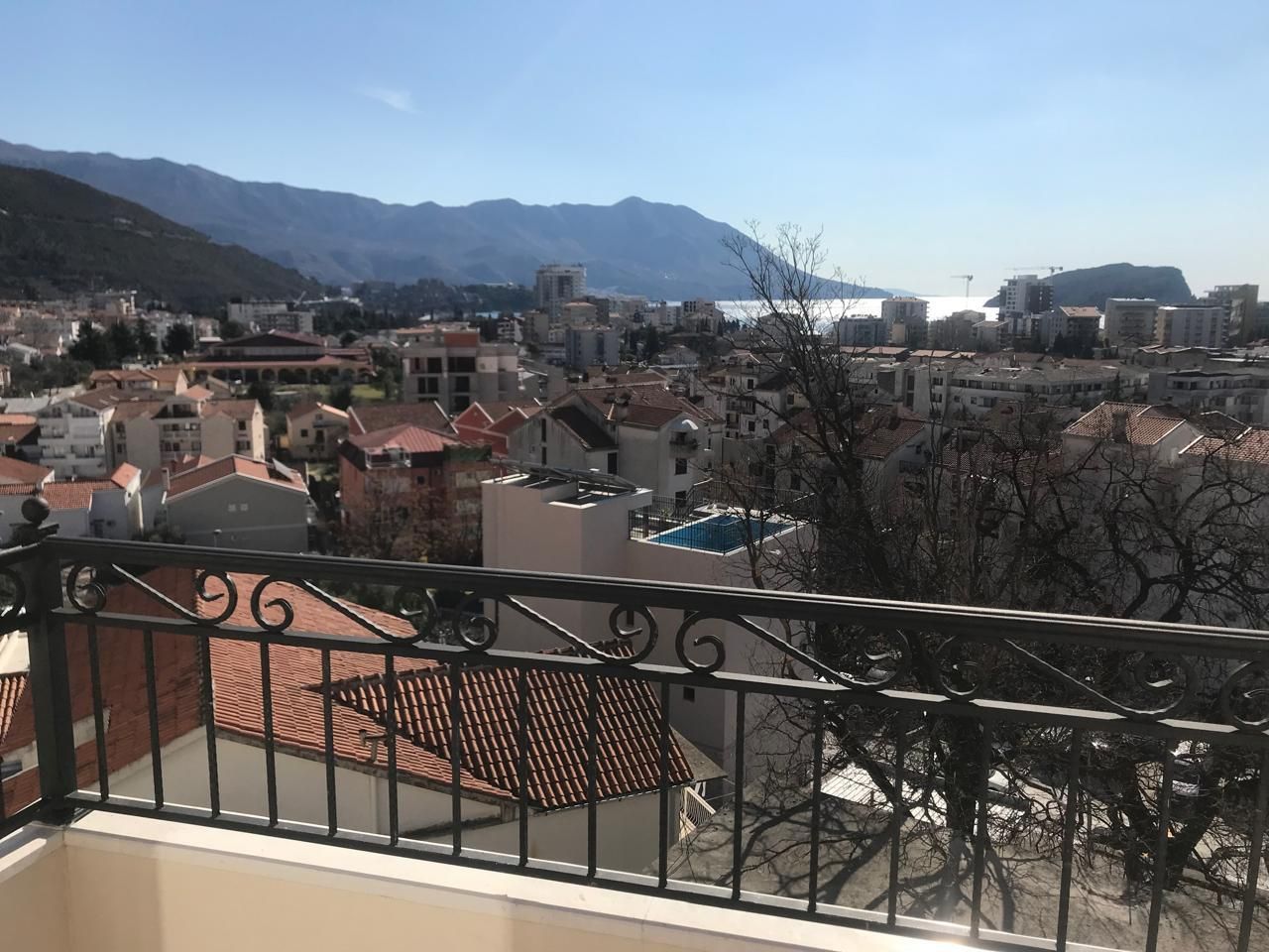 amforaproperty.com/Dvosoban stan sa pogledom na more i parking mestom u Budvi (na duzi period)