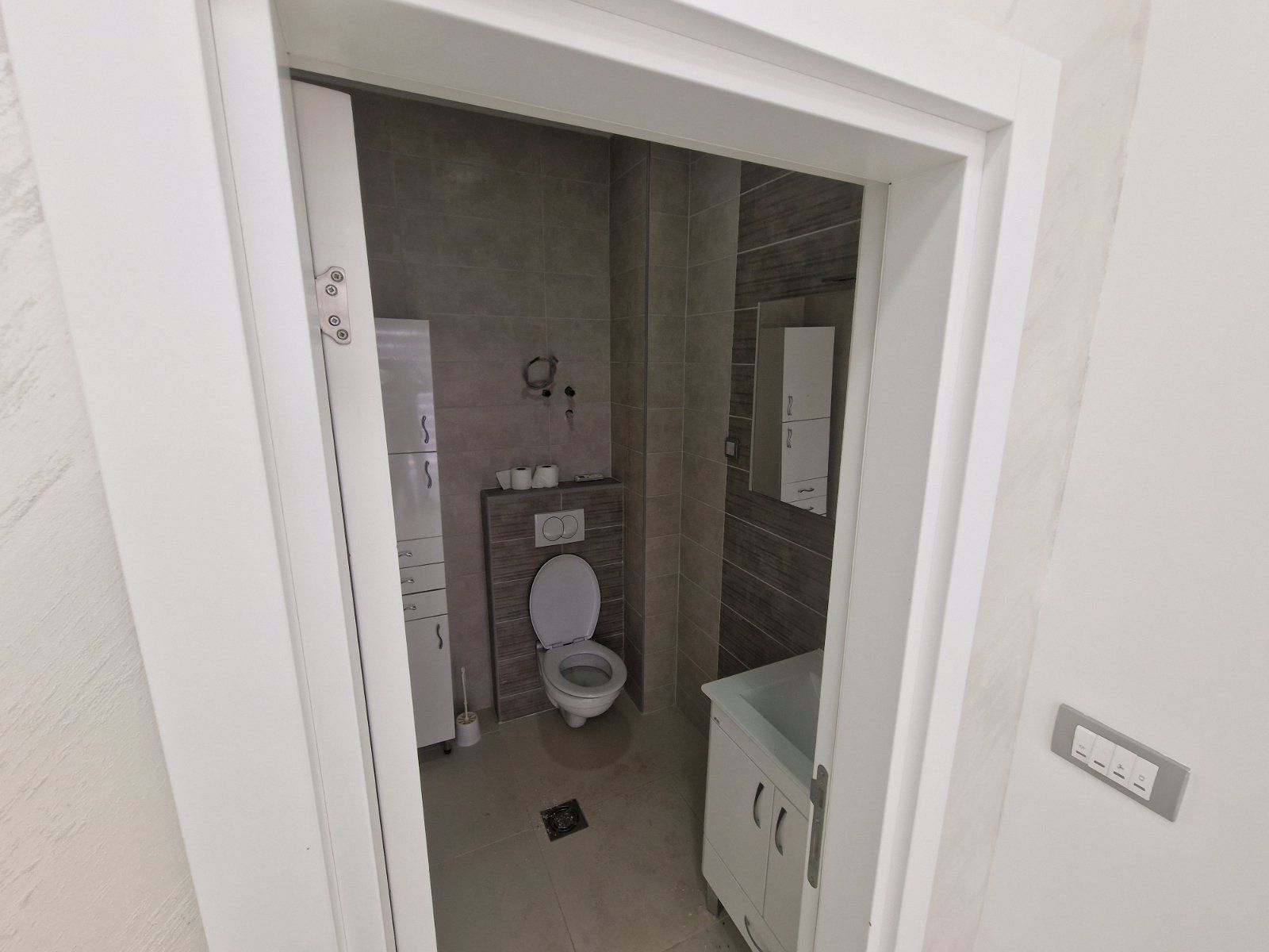 amforaproperty.com/Poslovni prostor 93 m² sa magacinom i 9 parking mesta na atraktivnoj lokaciji – Rozino, Budva (na duzi period)