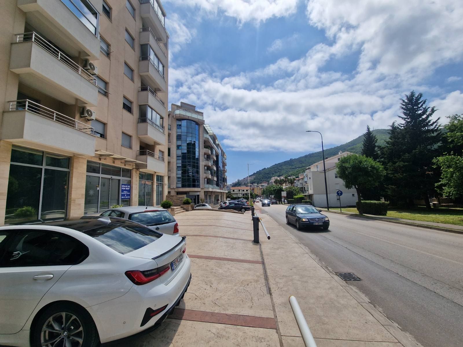 amforaproperty.com/Poslovni prostor 93 m² sa magacinom i 9 parking mesta na atraktivnoj lokaciji – Rozino, Budva (na duzi period)
