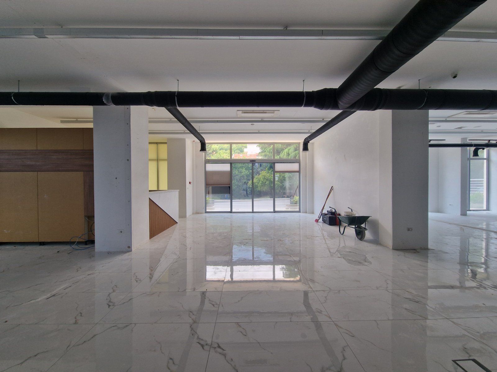 amfora/Prostrani poslovni prostor 345 m² sa magacinom i 9 parking mesta – Budva, atraktivna lokacija (na duži period)