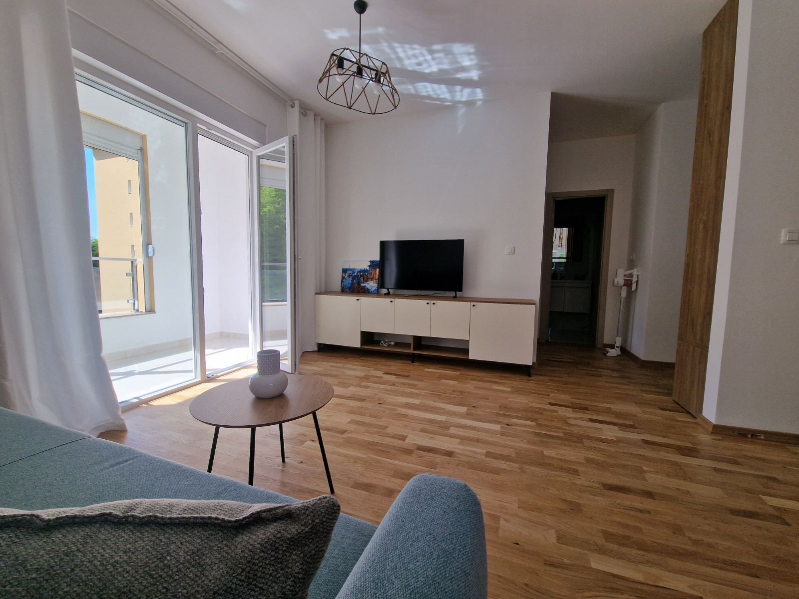 amfora/Nov,moderno opremljen jednosoban stan u Becicima (NA DUZI PERIOD)