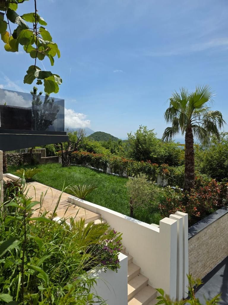 amforaproperty.com/Luksuzna vila od 300 m² sa bazenom i panoramskim pogledom na more na prodaju – Markovići, Budva (na duzi period)