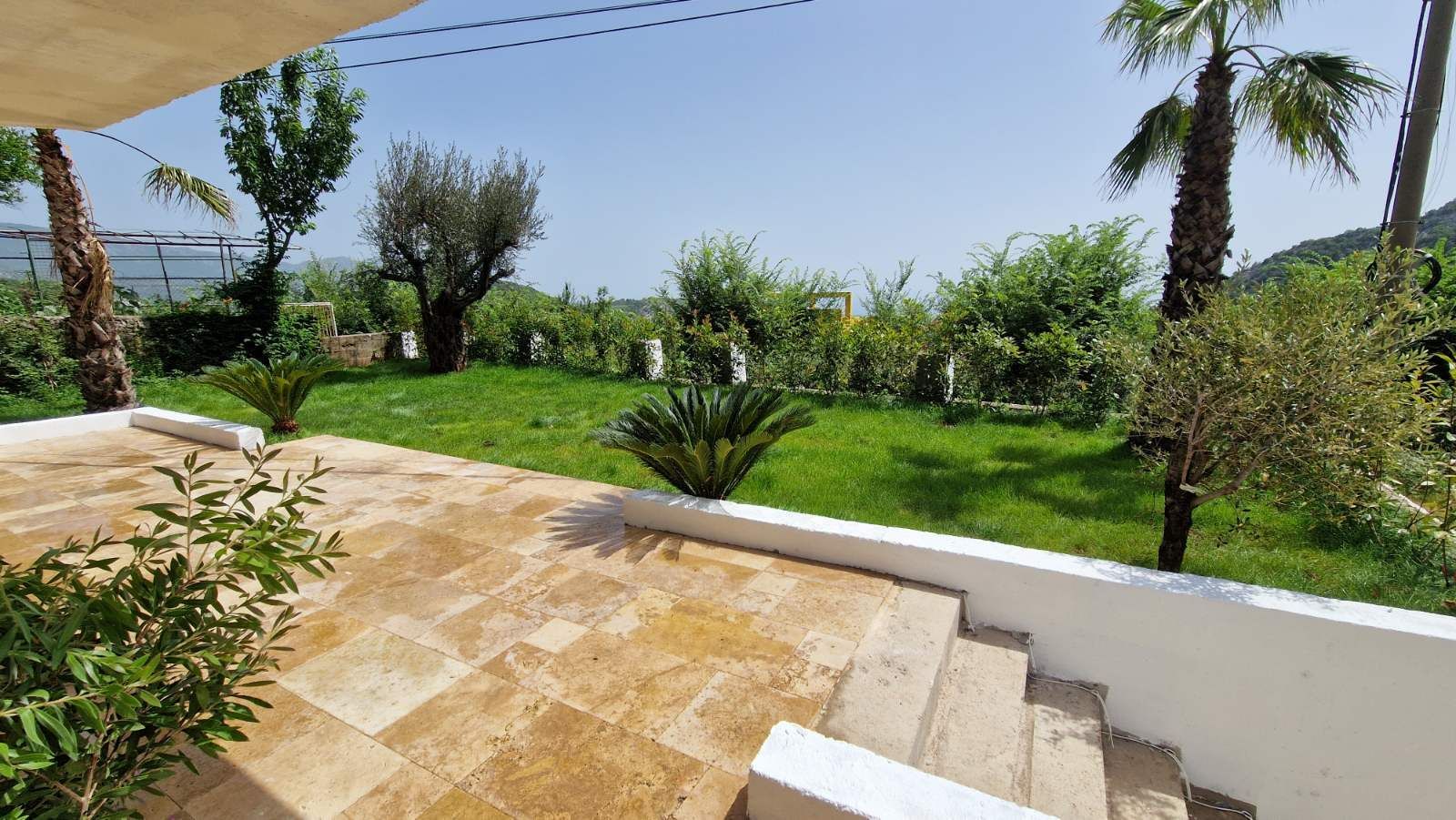 amforaproperty.com/Luksuzna vila od 300 m² sa bazenom i panoramskim pogledom na more na prodaju – Markovići, Budva (na duzi period)