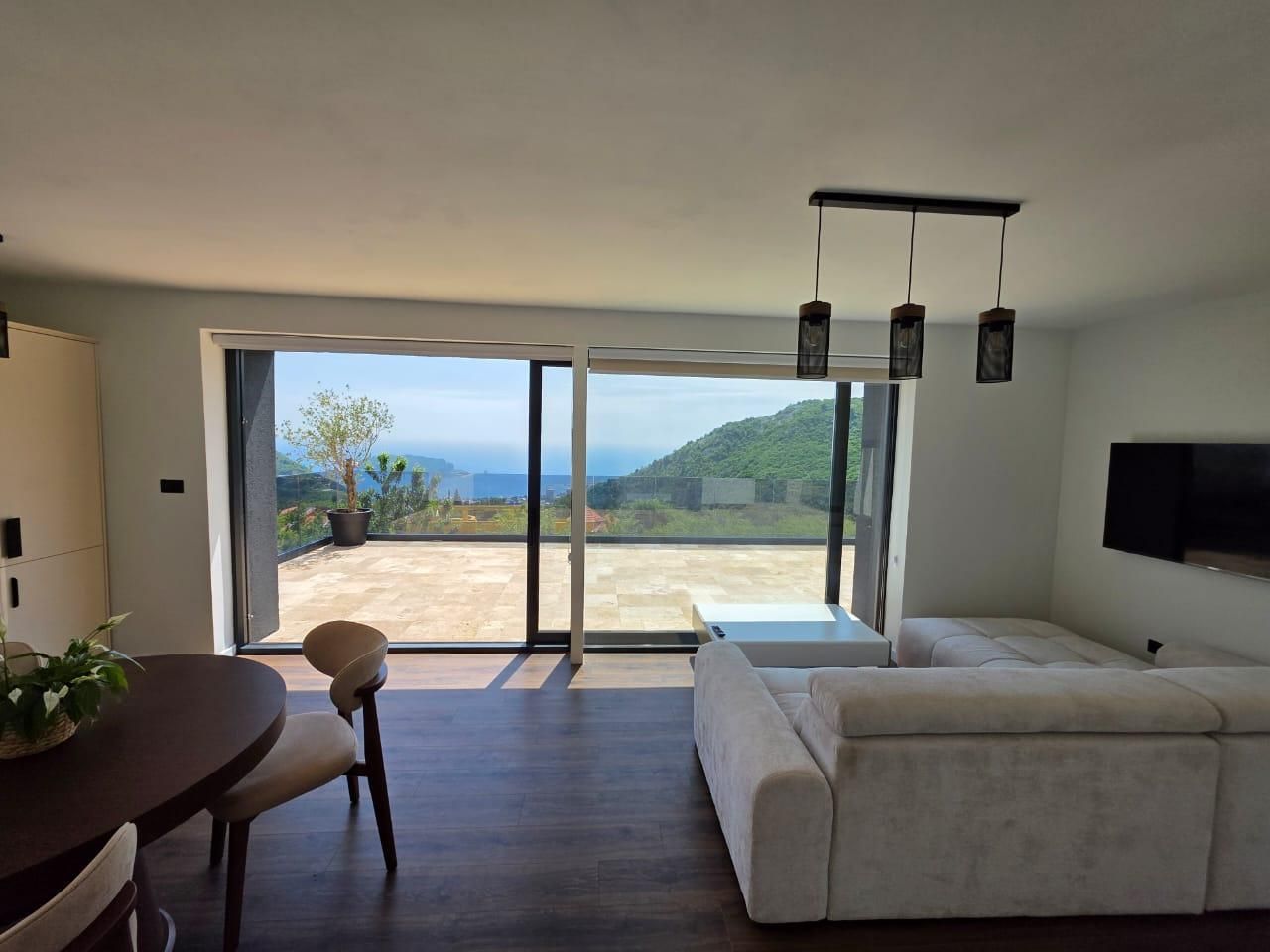 amforaproperty.com/Luksuzna vila od 300 m² sa bazenom i panoramskim pogledom na more na prodaju – Markovići, Budva (na duzi period)