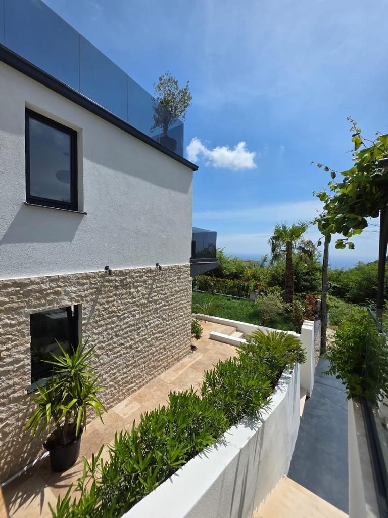 amforaproperty.com/Luksuzna vila od 300 m² sa bazenom i panoramskim pogledom na more na prodaju – Markovići, Budva (na duzi period)