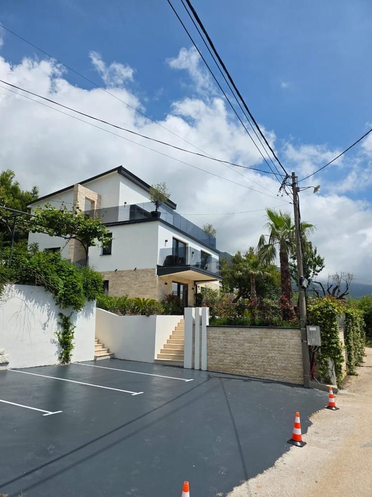 amforaproperty.com/Luksuzna vila od 300 m² sa bazenom i panoramskim pogledom na more na prodaju – Markovići, Budva (na duzi period)