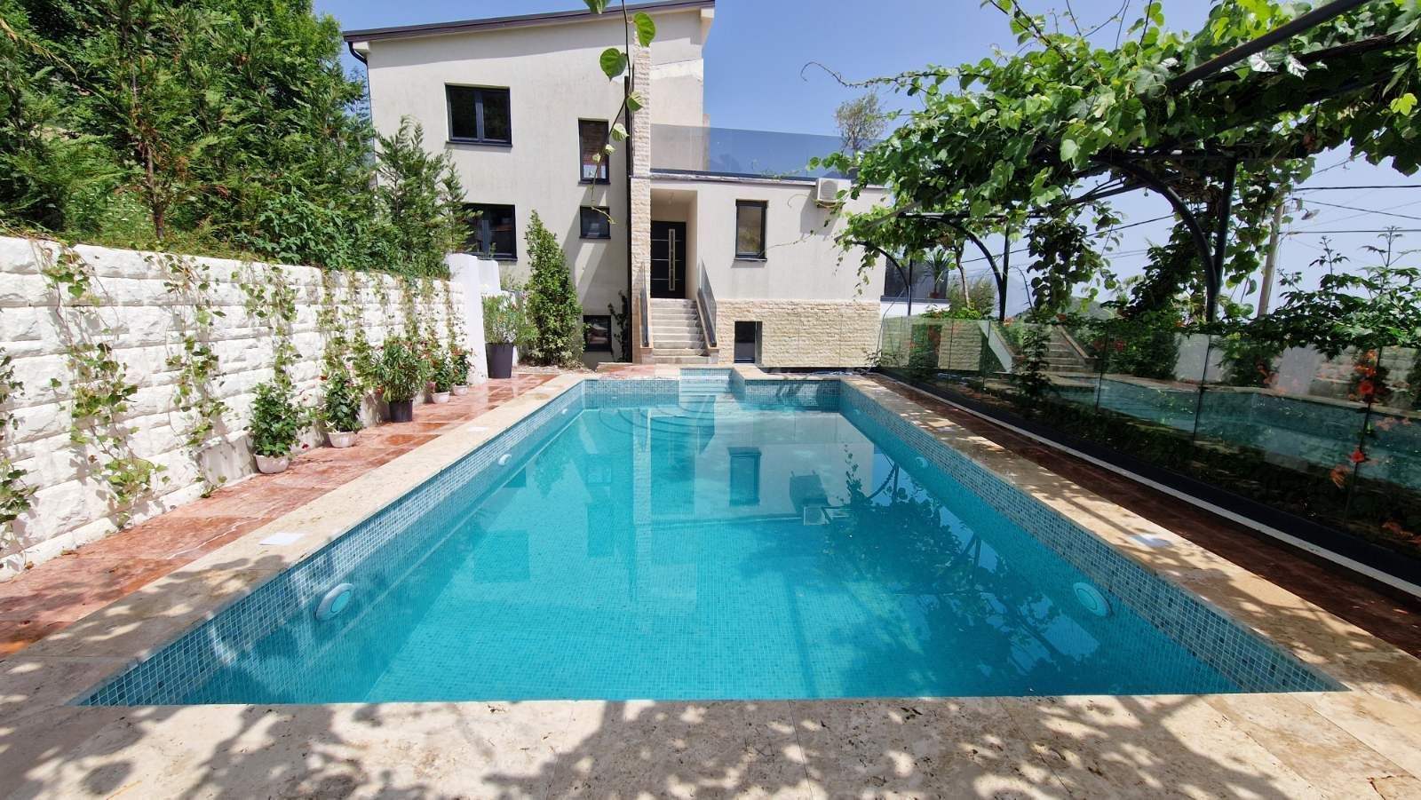 amforaproperty.com/Luksuzna vila od 300 m² sa bazenom i panoramskim pogledom na more na prodaju – Markovići, Budva (na duzi period)