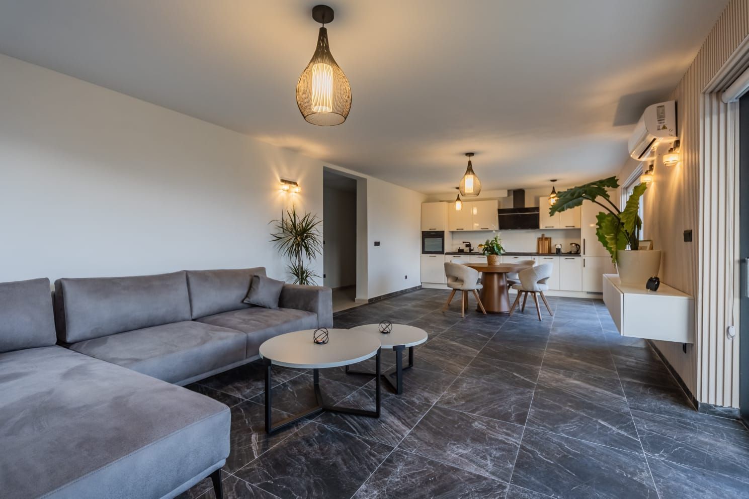 amforaproperty.com/Luksuzna vila od 300 m² sa bazenom i panoramskim pogledom na more na prodaju – Markovići, Budva (na duzi period)