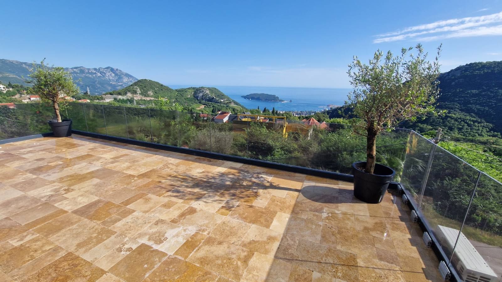 amforaproperty.com/Luksuzna vila od 300 m² sa bazenom i panoramskim pogledom na more na prodaju – Markovići, Budva (na duzi period)