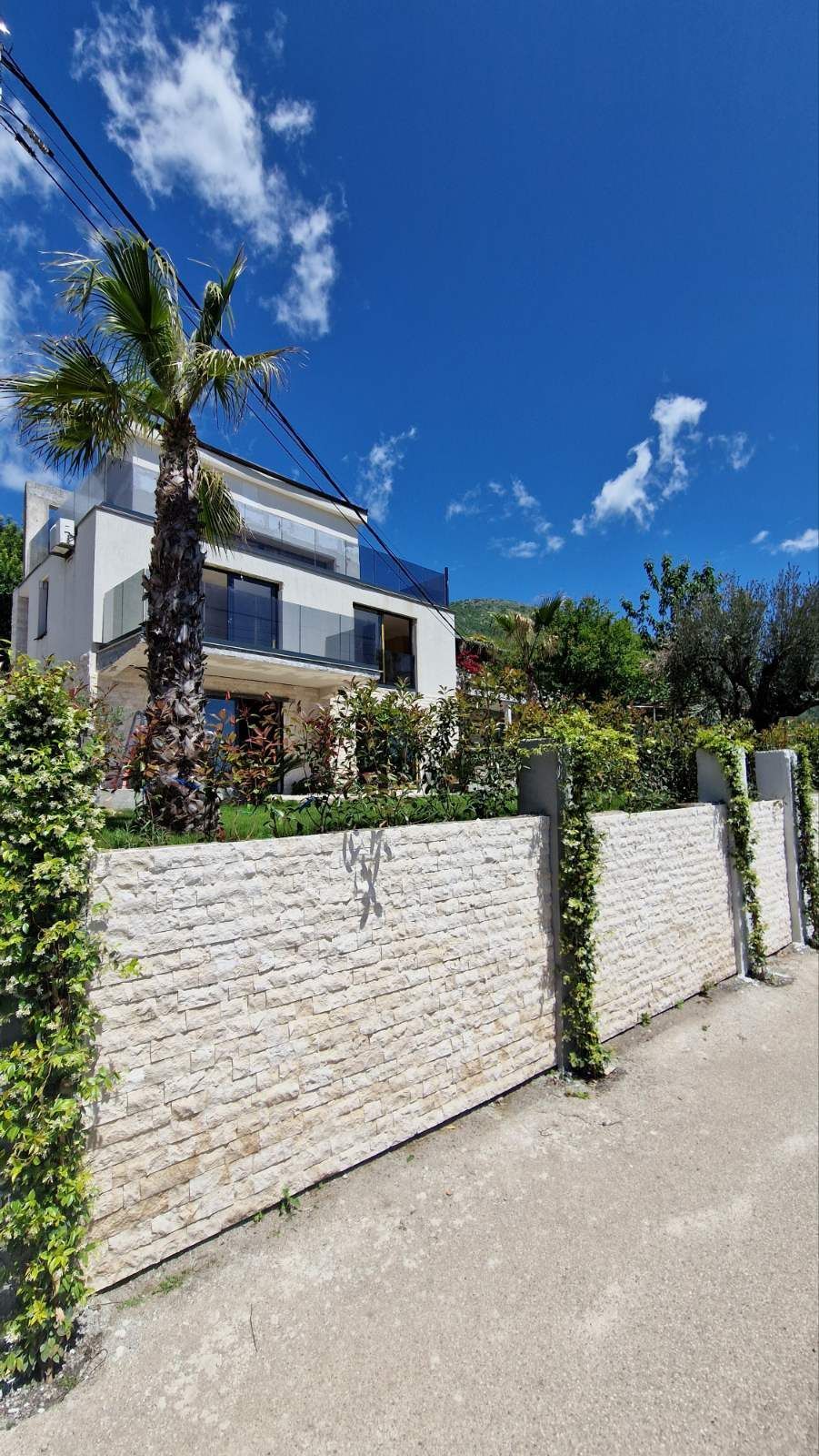 amforaproperty.com/Luksuzna vila od 300 m² sa bazenom i panoramskim pogledom na more na prodaju – Markovići, Budva (na duzi period)