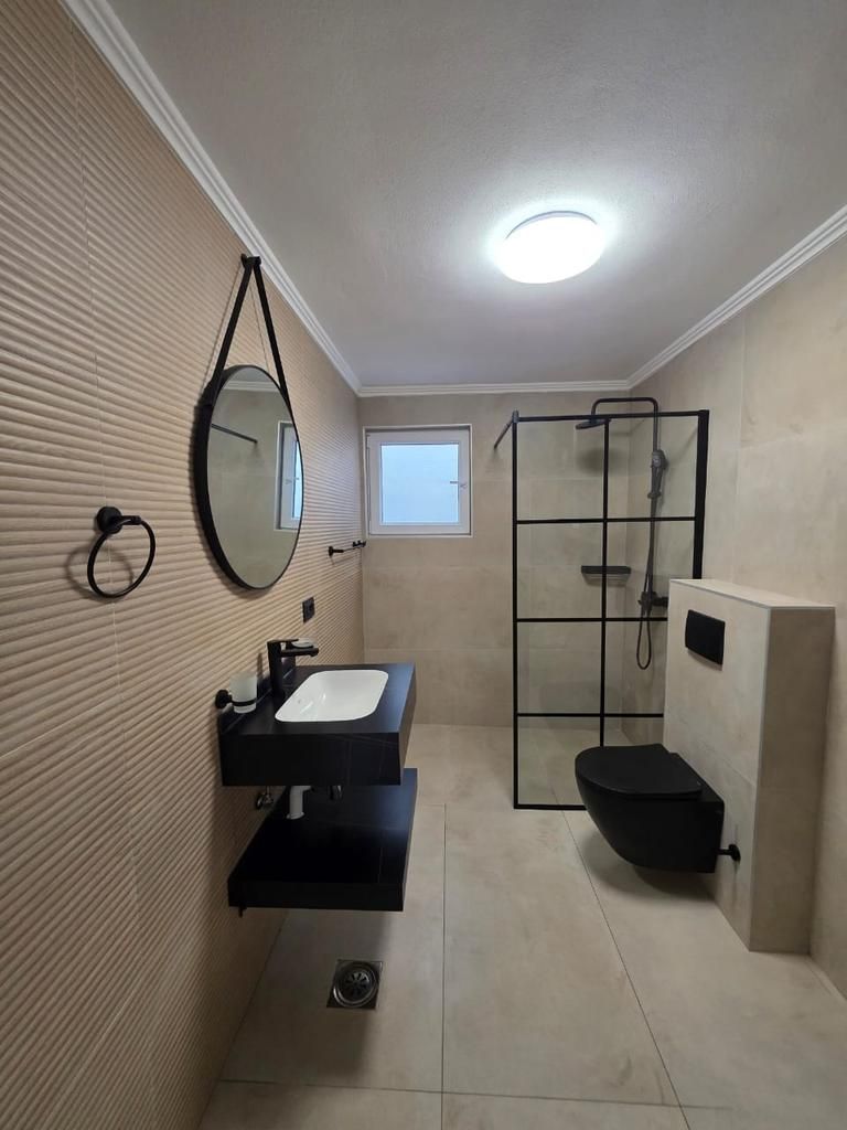 amforaproperty.com/Luksuzna vila od 300 m² sa bazenom i panoramskim pogledom na more na prodaju – Markovići, Budva (na duzi period)