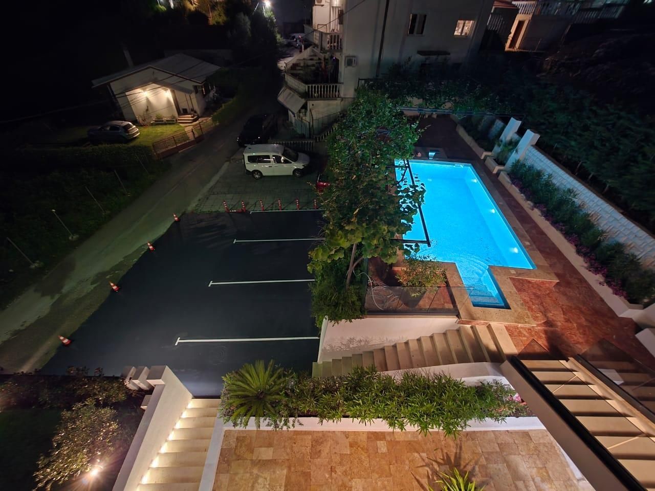 amforaproperty.com/Luksuzna vila od 300 m² sa bazenom i panoramskim pogledom na more na prodaju – Markovići, Budva (na duzi period)