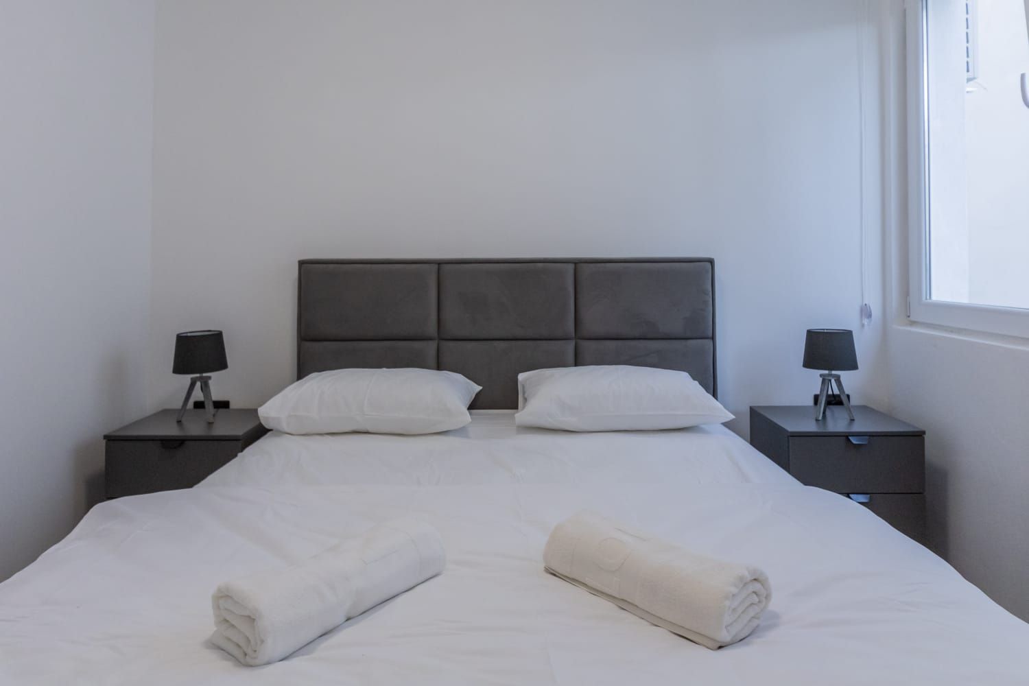 amforaproperty.com/Luksuzna vila od 300 m² sa bazenom i panoramskim pogledom na more na prodaju – Markovići, Budva (na duzi period)