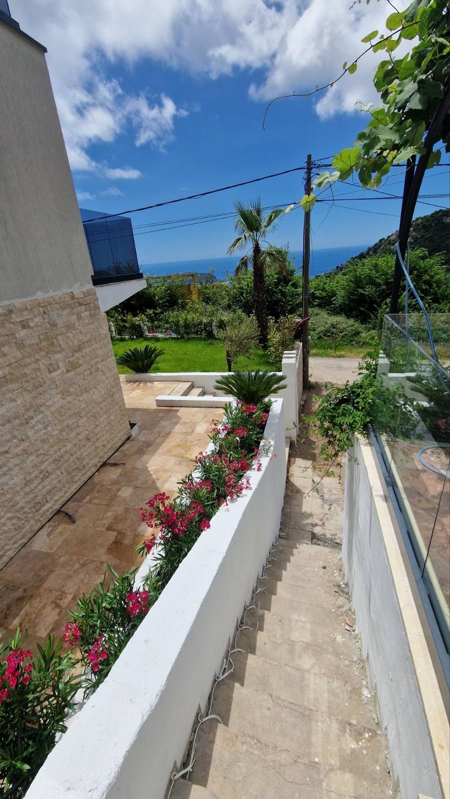 amforaproperty.com/Luksuzna vila od 300 m² sa bazenom i panoramskim pogledom na more na prodaju – Markovići, Budva (na duzi period)