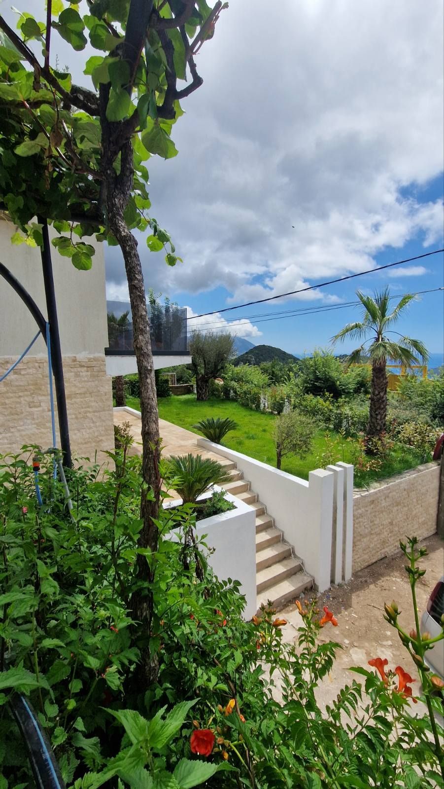 amforaproperty.com/Luksuzna vila od 300 m² sa bazenom i panoramskim pogledom na more na prodaju – Markovići, Budva (na duzi period)