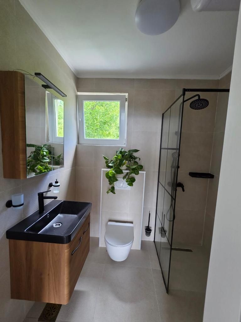 amforaproperty.com/Luksuzna vila od 300 m² sa bazenom i panoramskim pogledom na more na prodaju – Markovići, Budva (na duzi period)