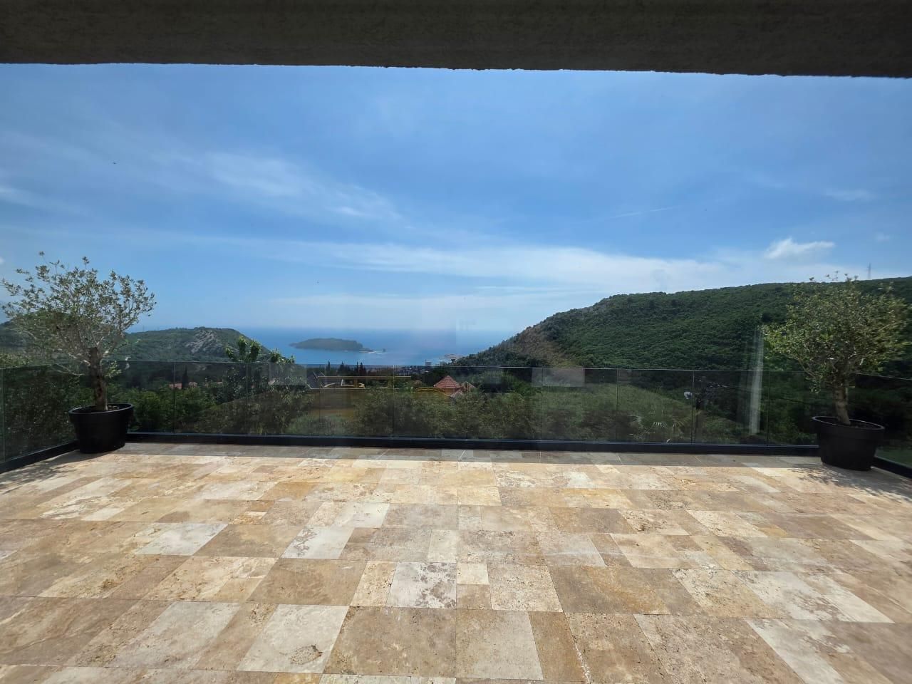 amforaproperty.com/Luksuzna vila od 300 m² sa bazenom i panoramskim pogledom na more na prodaju – Markovići, Budva (na duzi period)