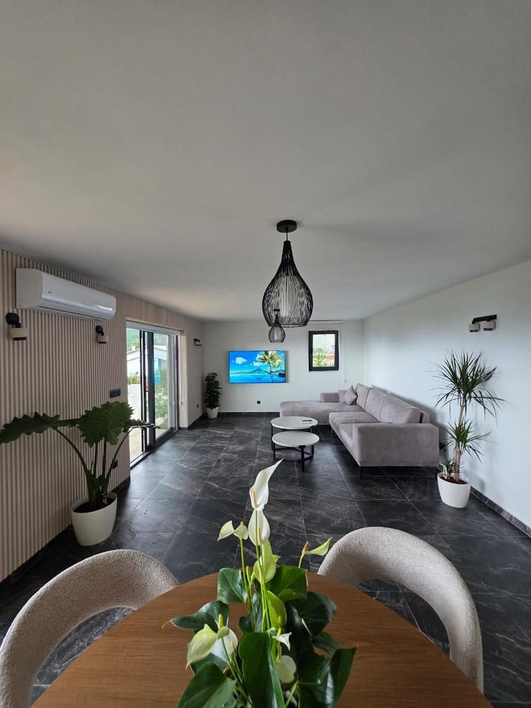 amforaproperty.com/Luksuzna vila od 300 m² sa bazenom i panoramskim pogledom na more na prodaju – Markovići, Budva (na duzi period)