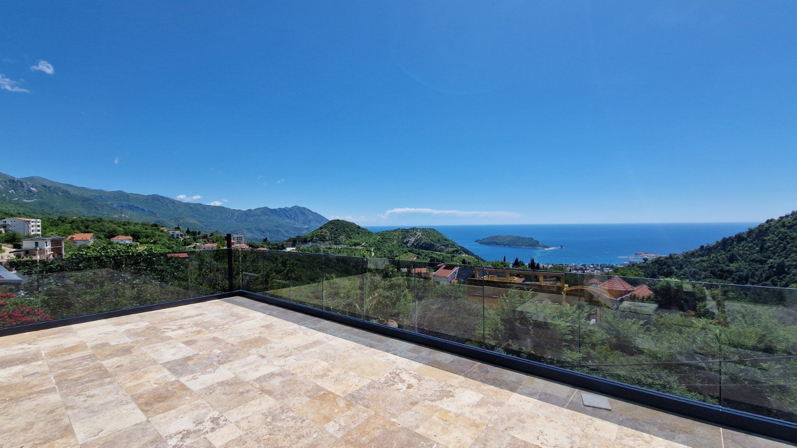 amforaproperty.com/Luksuzna vila od 300 m² sa bazenom i panoramskim pogledom na more na prodaju – Markovići, Budva (na duzi period)