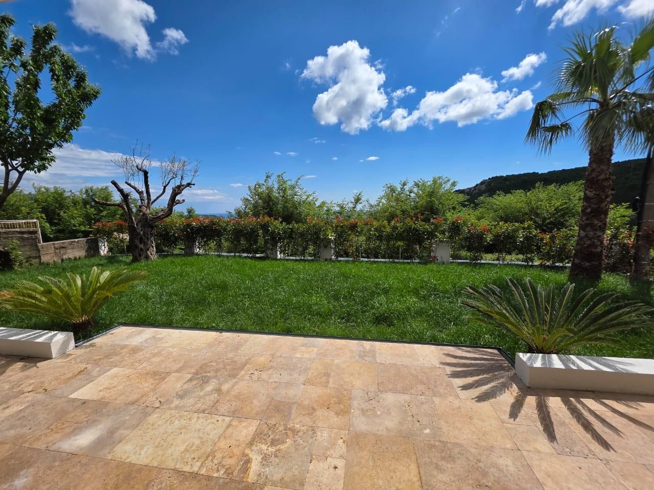 amforaproperty.com/Luksuzna vila od 300 m² sa bazenom i panoramskim pogledom na more na prodaju – Markovići, Budva (na duzi period)