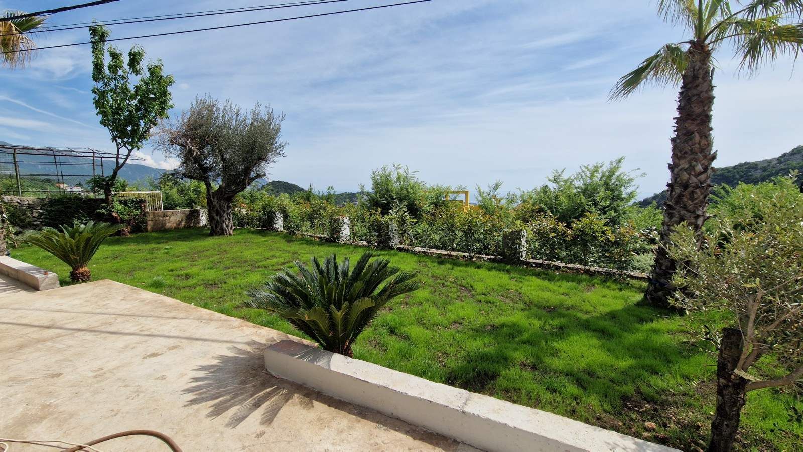 amforaproperty.com/Luksuzna vila od 300 m² sa bazenom i panoramskim pogledom na more na prodaju – Markovići, Budva (na duzi period)
