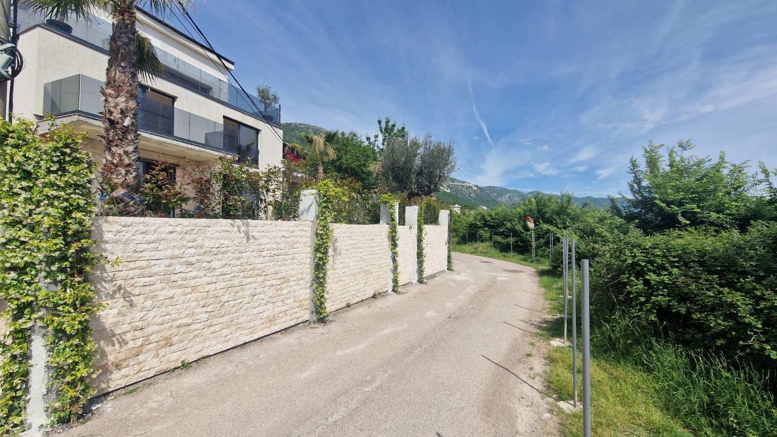 amforaproperty.com/Luksuzna vila od 300 m² sa bazenom i panoramskim pogledom na more na prodaju – Markovići, Budva (na duzi period)